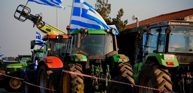 Αμετακίνητοι οι αγρότες σε Ε65 και διόδια του Λόγγου